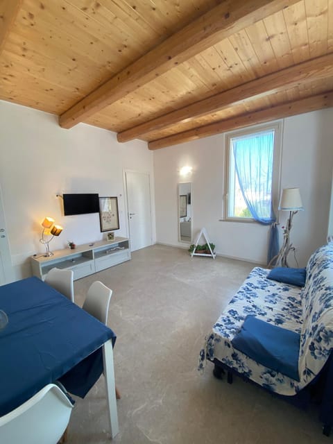 Day, Natural landscape, TV and multimedia, Living room, Seating area, Sea view