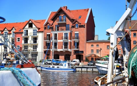 Property building, Nearby landmark, Activities, City view, River view, Location