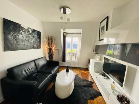 TV and multimedia, Kitchen or kitchenette, Living room