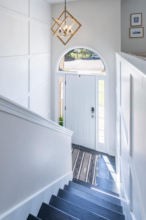 New Remodel! 4BR Near DT Cartersville & Major Hwys House in Cartersville