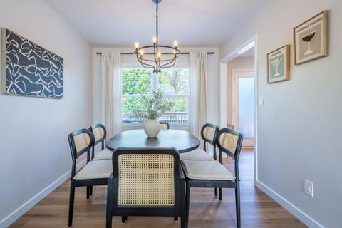 New Remodel! 4BR Near DT Cartersville & Major Hwys House in Cartersville