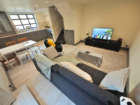 Communal lounge/ TV room, TV and multimedia, Living room, Seating area, Evening entertainment