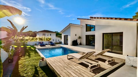 Property building, Patio, Garden, Garden view, Pool view, Swimming pool, sunbed