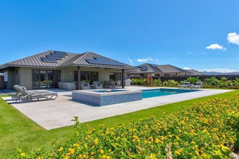 Property building, Patio, Spring, Day, Natural landscape, Garden, Hot Tub, Garden view, Mountain view, Pool view, Swimming pool, sunbed