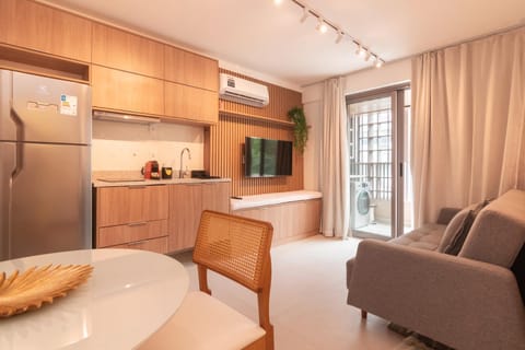 Day, TV and multimedia, Coffee/tea facilities, Balcony/Terrace, Kitchen or kitchenette, Living room, Seating area, Dining area, locker, stove, air conditioner