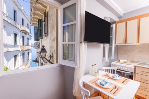 TV and multimedia, Kitchen or kitchenette, Dining area, Sea view