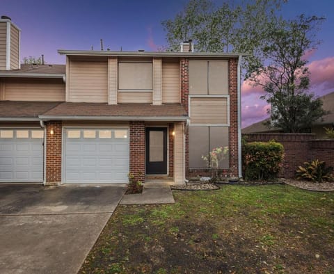 Cowboy Oasis By Domain Wi-Fi King Bed House in Pflugerville