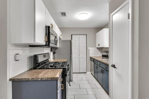 Cowboy Oasis By Domain Wi-Fi King Bed House in Pflugerville