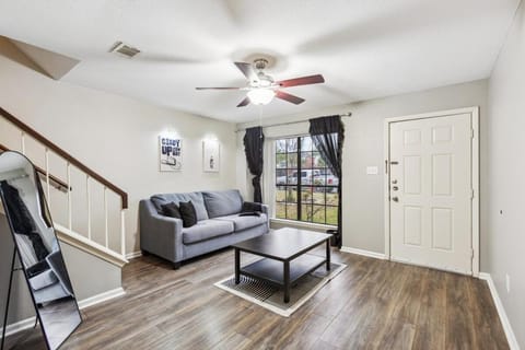 Cowboy Oasis By Domain Wi-Fi King Bed House in Pflugerville