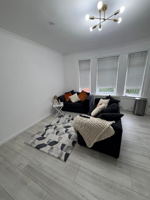 Cozy 3 Bed Home, Free Parking 8 min to City Centre Apartment in Glasgow