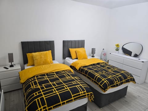 Cozy 3 Bed Home, Free Parking 8 min to City Centre Apartment in Glasgow