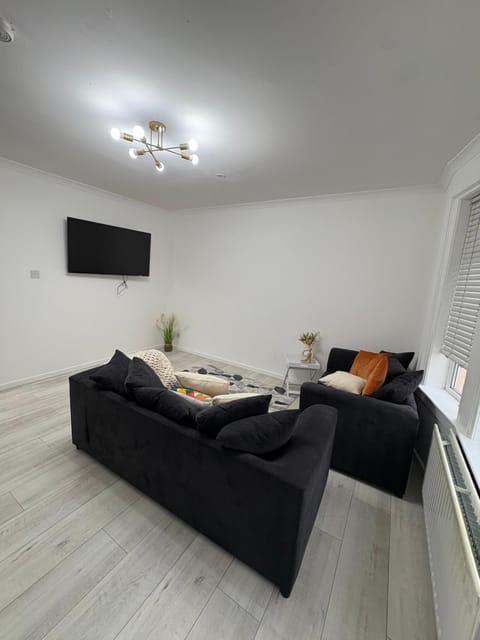 Cozy 3 Bed Home, Free Parking 8 min to City Centre Apartment in Glasgow