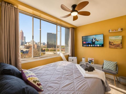 Bed, TV and multimedia, Seating area, Evening entertainment, Bedroom, City view, City view, internet, towels, air conditioner
