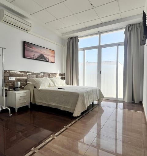 Bed, TV and multimedia, Photo of the whole room, Bedroom