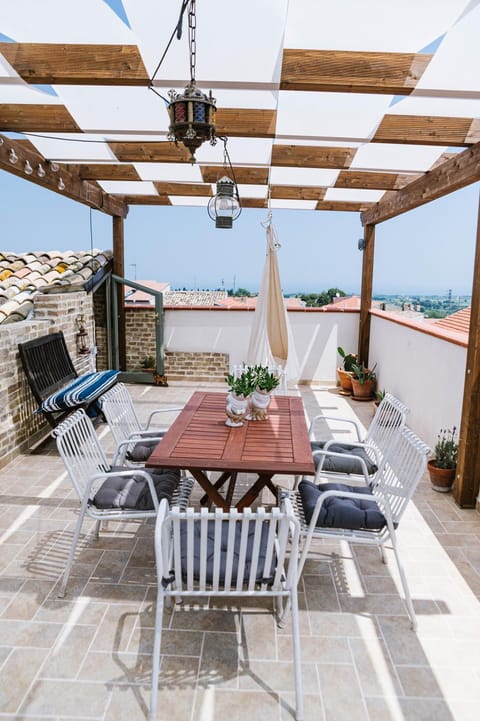 Natural landscape, Balcony/Terrace, Dining area, Sea view