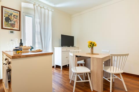 TV and multimedia, Kitchen or kitchenette, Dining area, furniture