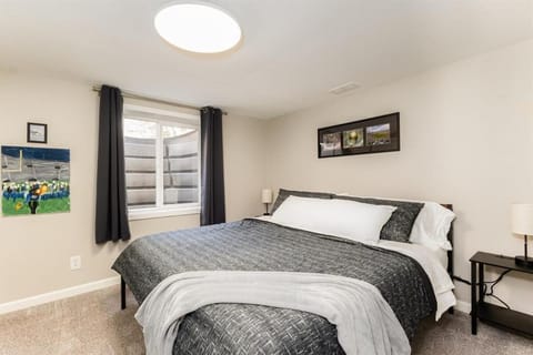 Rockne's Rally - Updated 3BR 2BA Home 1 Mile from ND Apartment in Mishawaka