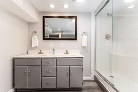 Rockne's Rally - Updated 3BR 2BA Home 1 Mile from ND Apartment in Mishawaka