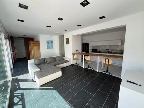 Communal lounge/ TV room, TV and multimedia, Kitchen or kitchenette, Living room, Seating area, Dining area, Evening entertainment