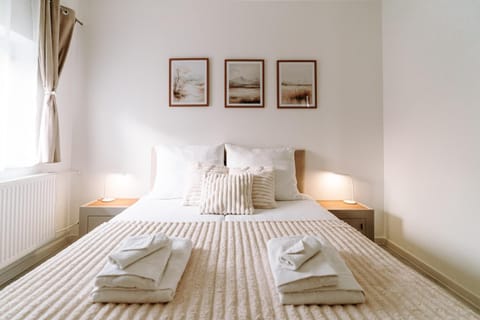 Bed, Photo of the whole room, Bedroom, towels