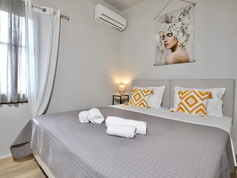 Bed, Bedroom, towels, air conditioner