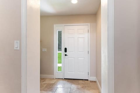 Modern, Fully Upgraded Home with BBQ and Firepit! House in Gainesville