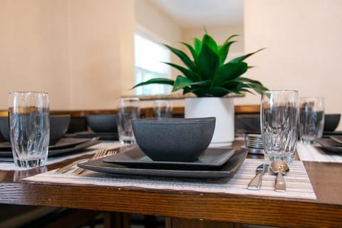 Modern, Fully Upgraded Home with BBQ and Firepit! House in Gainesville