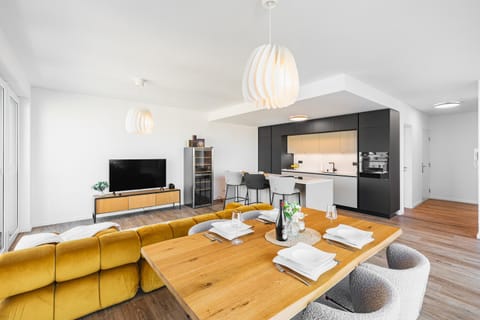 Kitchen or kitchenette, Living room, Seating area, Dining area