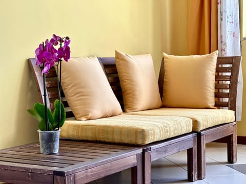 Living room, Seating area, Communal kitchen, Breakfast