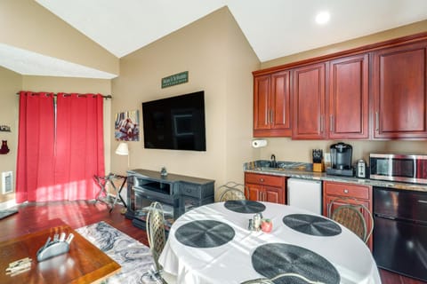 3 Mi Beech Mtn Resort Cozy Studio with Deck and View! Apartment in Beech Mountain