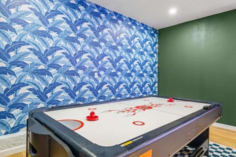 Tiki Bar Pool Putt Putt 1 Mile from BEACH House in Florida