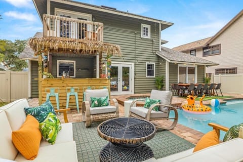 Tiki Bar Pool Putt Putt 1 Mile from BEACH House in Florida