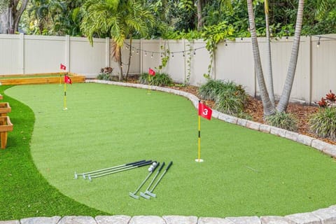 Tiki Bar Pool Putt Putt 1 Mile from BEACH House in Florida