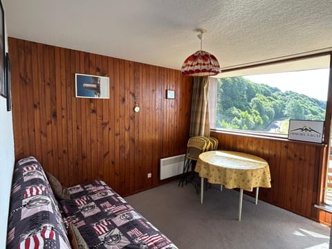 Studio skis aux pieds pour 4 personnes près des pistes - FR-1-814-110 Apartment in Besse-et-Saint-Anastaise