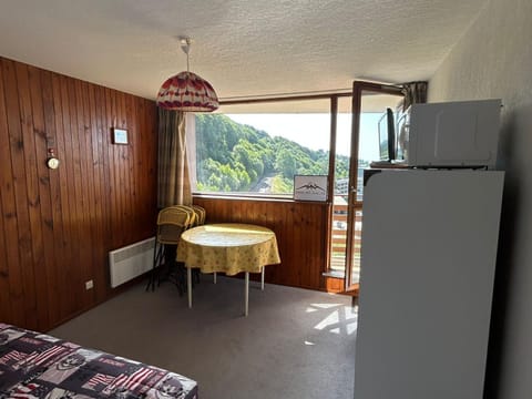 Studio skis aux pieds pour 4 personnes près des pistes - FR-1-814-110 Apartment in Besse-et-Saint-Anastaise