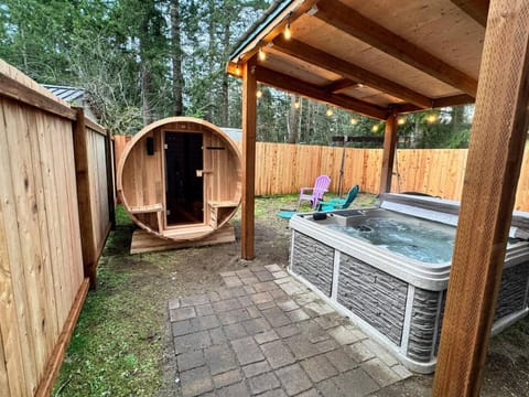 Luxury Rainier Cabin-Sauna-Hot Tub-EV-WiFi Cabin in Washington