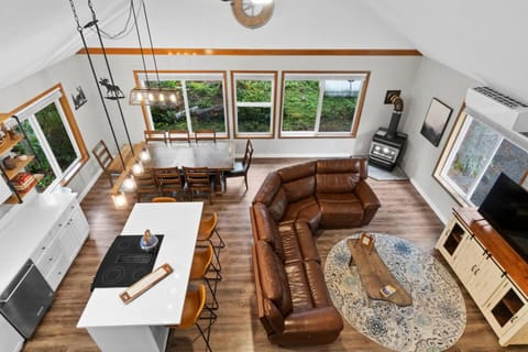 Luxury Rainier Cabin-Sauna-Hot Tub-EV-WiFi Cabin in Washington