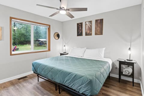 Luxury Rainier Cabin-Sauna-Hot Tub-EV-WiFi Cabin in Washington