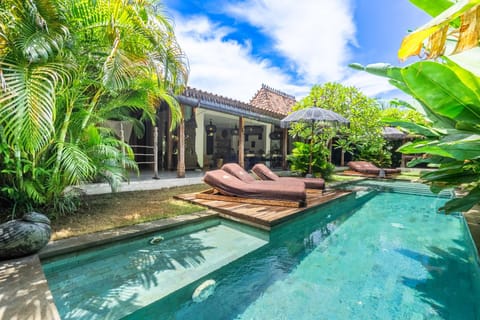 Pool view, Swimming pool, sunbed
