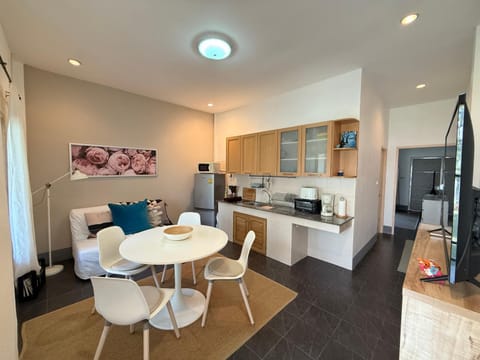 Coffee/tea facilities, Kitchen or kitchenette, Living room, Seating area, Dining area, stove, toaster