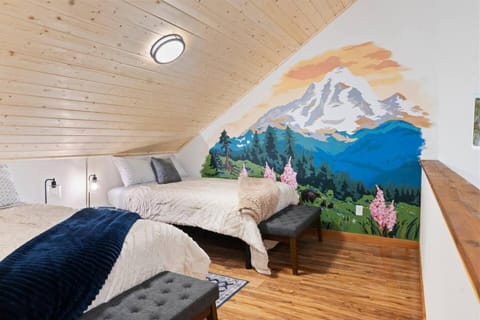 Rainier's Newest Luxury Chalet with Hot Tub-AC-WiFi House in Ashford