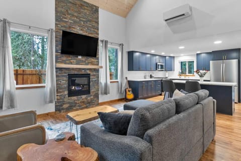 Rainier's Newest Luxury Chalet with Hot Tub-AC-WiFi House in Ashford