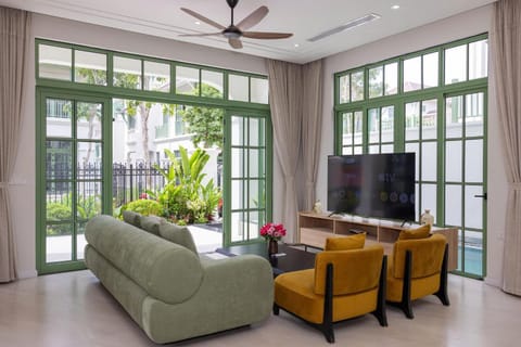 Communal lounge/ TV room, Living room, Seating area