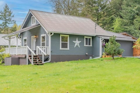 Mt Rainier Retreat with Spa Bathroom-Hot Tub-Fireplace House in Ashford