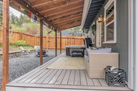 Mt Rainier Retreat with Spa Bathroom-Hot Tub-Fireplace House in Ashford