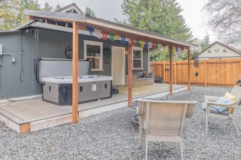 Mt Rainier Retreat with Spa Bathroom-Hot Tub-Fireplace House in Ashford