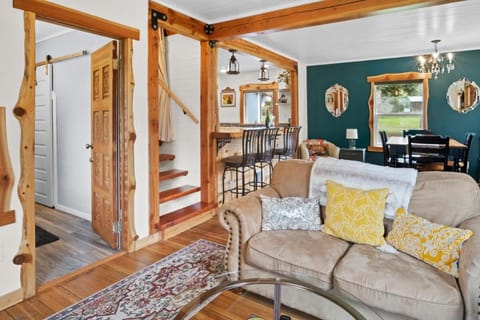 Mt Rainier Retreat with Spa Bathroom-Hot Tub-Fireplace House in Ashford