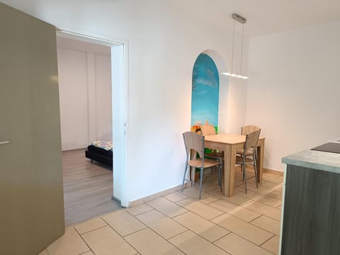 Kitchen or kitchenette, Dining area, Bedroom