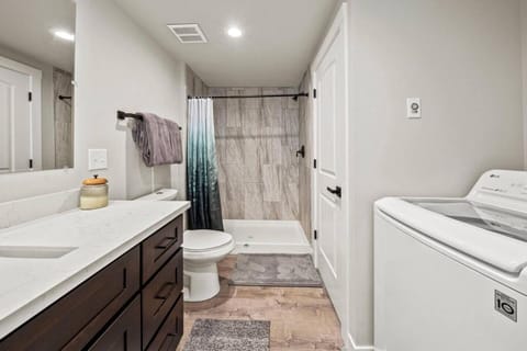 Rainier Cabin with Fireplace-WiFi-Yard-Meadow Views Cabin in Ashford