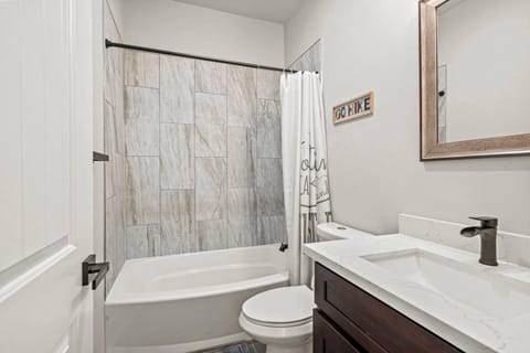 Rainier Cabin with Fireplace-WiFi-Yard-Meadow Views Cabin in Ashford